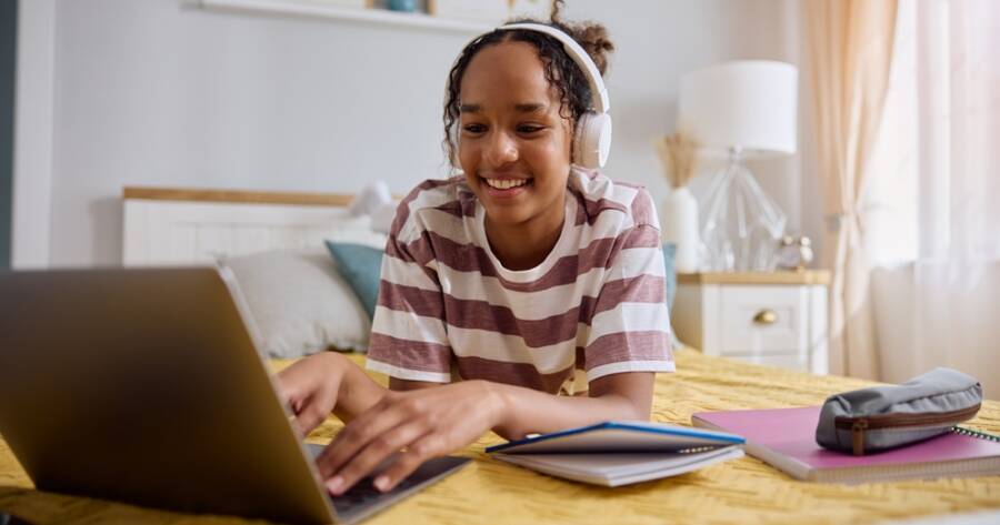 How to Find Online Schools That Include a Laptop With Enrollment
